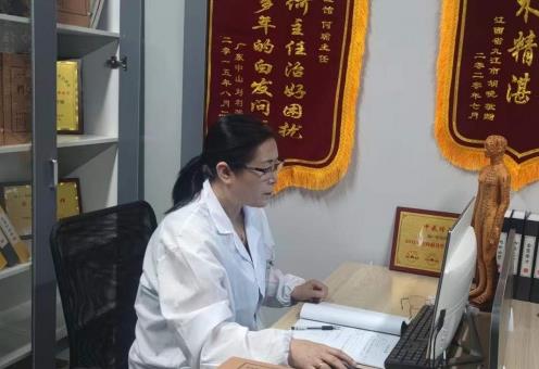 走訪中醫(yī)傳承烏發(fā)世家——何瑜