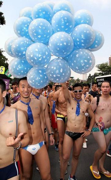 臺灣5萬名同性戀大游行，呼吁同志要婚姻平權(quán)，也要伴侶多元