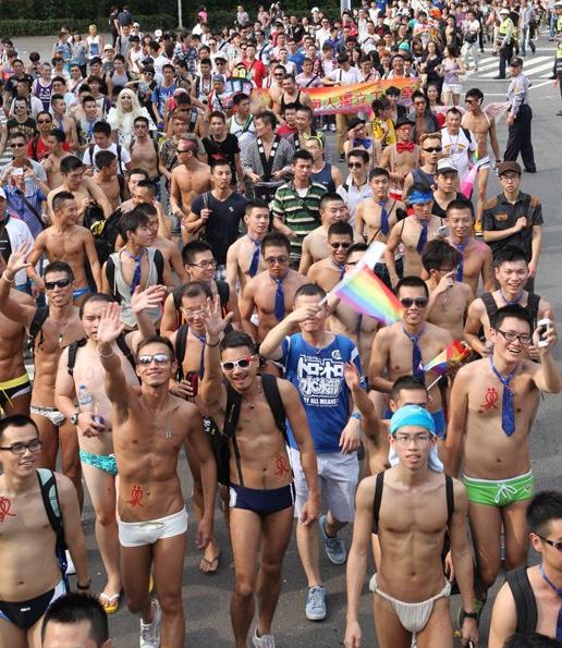 臺灣5萬名同性戀大游行，呼吁同志要婚姻平權(quán)，也要伴侶多元