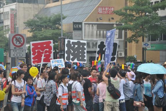 臺灣5萬名同性戀大游行，呼吁同志要婚姻平權(quán)，也要伴侶多元