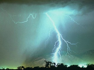 雷雨天如何防雷電？雷雨天氣謹(jǐn)記的防雷擊小竅門