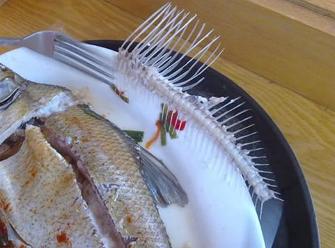 魚刺卡在喉嚨怎么辦？被魚刺卡住了怎么辦？嗓子扎魚刺別塞饅頭別喝醋