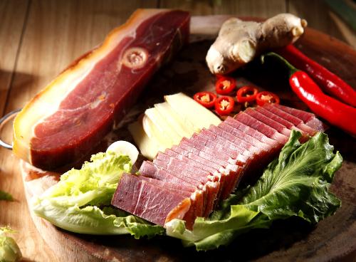 春節(jié)臘魚咸臘肉吃多了易患便秘，腌制食品含亞硝酸鹽能收斂腸道引起便秘，便秘吃什么好