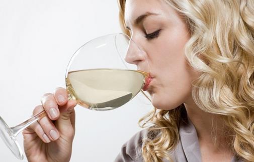 飲酒多少算過(guò)量？喝多少酒算喝得太多？喝酒的危害