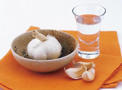 怎樣剝大蒜去皮更容易？大蒜去皮的方法妙招：清水浸泡法去皮