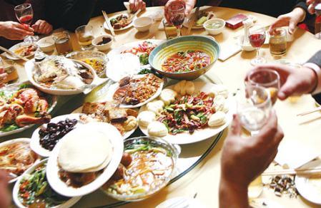 年末春節(jié)期間應(yīng)酬多喝酒多易肥膩，餐后吃什么補(bǔ)救最有效