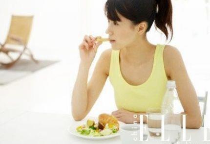 胃疼怎么辦？四種傷胃的飲食禁忌壞習(xí)慣