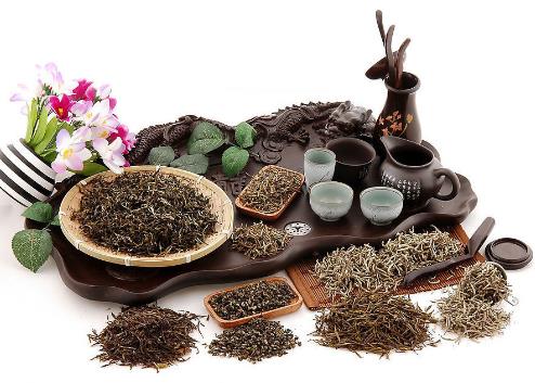 夏天喝什么茶好？黑白紅綠茶功效各不同