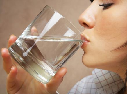 喝白開(kāi)水的好處？白開(kāi)水才是人們最佳的飲料
