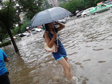淋雨后怎么辦？被雨淋后快洗澡，衣服消毒分開洗