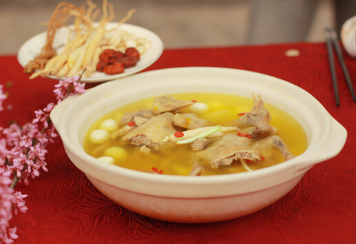 香菇雞湯有什么功效？雞湯能夠幫助治療感冒