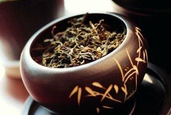 口臭吃什么好？七種食物去除口臭讓你吐氣，嚼嚼茶葉去口臭