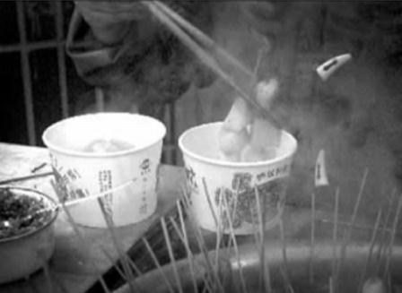 街邊小吃一次性紙碗質(zhì)量堪憂，熱水一沖便漏洞謹(jǐn)防燙傷
