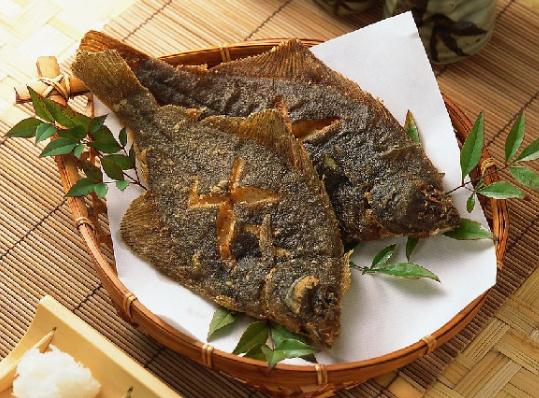 怎樣煎魚不掉皮？怎么煎魚不粘鍋？煎魚不掉皮不粘鍋的小竅門