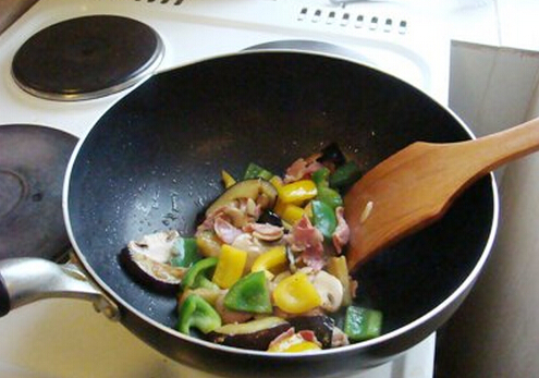 怎么炒菜不濺油？燒油前先把鍋擦干凈