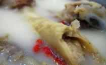 骨頭湯怎么熬更有營(yíng)養(yǎng)？骨頭湯的食用禁忌