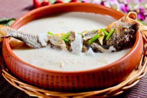 如何燉出奶白色的魚湯？怎樣燉魚湯味道更鮮