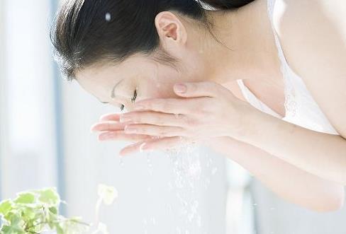 如何洗臉才是正確的？常見(jiàn)的洗臉誤區(qū)有哪些