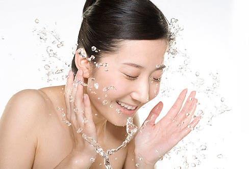 用什么洗臉最好？正確的洗臉方法六十歲都沒皺紋