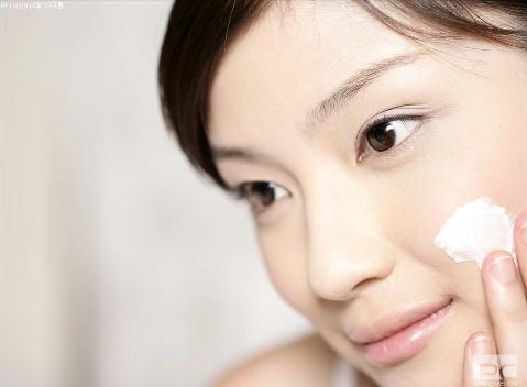 女性應(yīng)預(yù)防化妝品導(dǎo)致的皮膚過敏反應(yīng)，寒冷冬季日常護理很重要