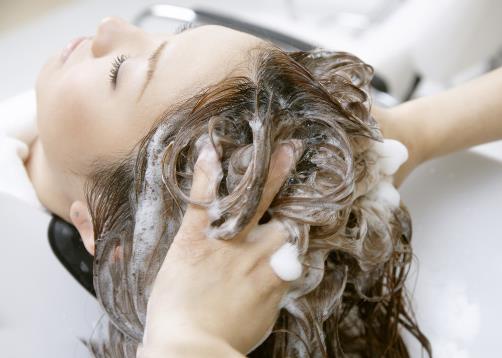 如何洗頭能有效減少掉發(fā)？正確的洗頭方法防脫發(fā)