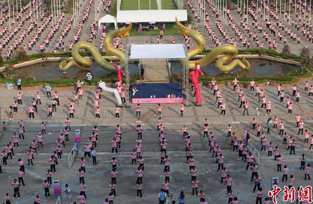 近日，泰國Thammasat大學，大約5000人一起轉(zhuǎn)呼啦圈，創(chuàng)新的吉尼斯紀錄。