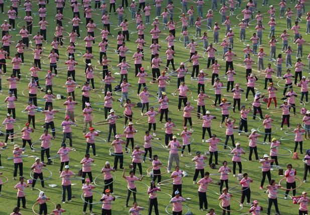 近日，泰國Thammasat大學，大約5000人一起轉(zhuǎn)呼啦圈，創(chuàng)新的吉尼斯紀錄。