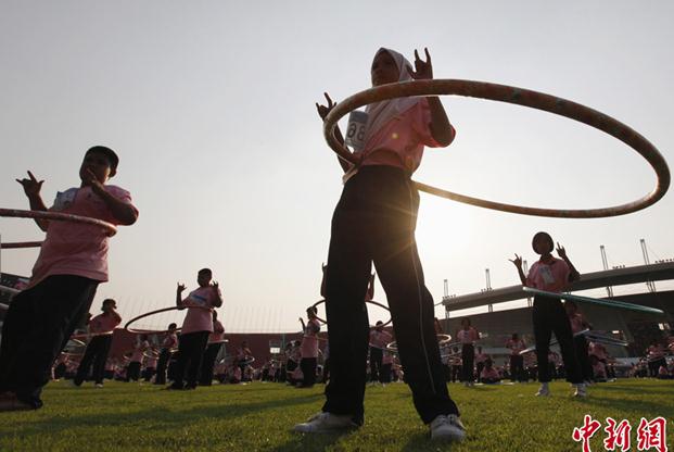 近日，泰國Thammasat大學，大約5000人一起轉(zhuǎn)呼啦圈，創(chuàng)新的吉尼斯紀錄。