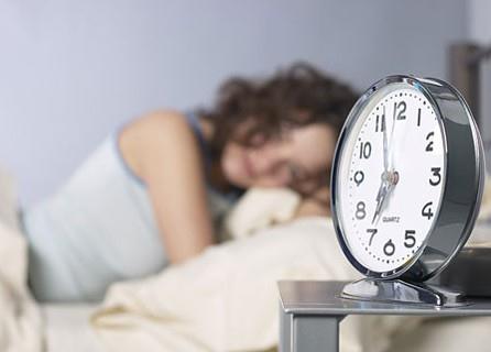 經(jīng)常熬夜的人吃什么好？熬夜喝什么湯好？熬夜黑眼圈怎么消除