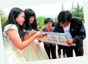 蘭州女大學(xué)生同性戀穿婚紗辦婚禮，高舉“拉拉求祝?！睒?biāo)語牌