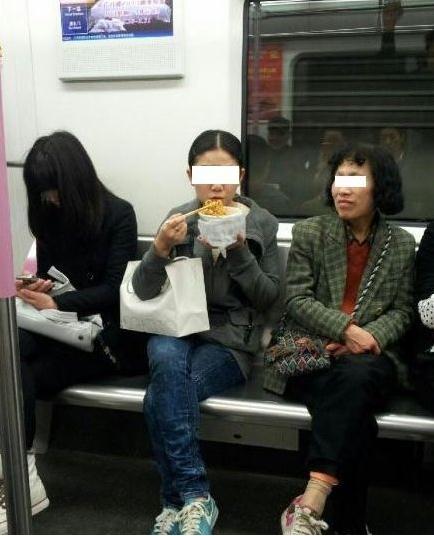 女子地鐵內(nèi)吃熱干面不聽勸阻，網(wǎng)友拍照遭當頭砸熱干面