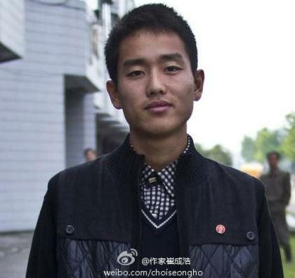 作家崔成浩微博發(fā)布金正恩摸女兵胸部照，金正恩指導(dǎo)朝軍登陸演練