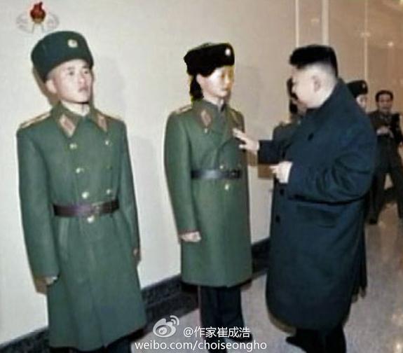 作家崔成浩微博發(fā)布金正恩摸女兵胸部照，金正恩指導(dǎo)朝軍登陸演練