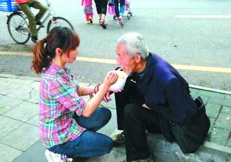 喂飯?jiān)煨蛢商鞌[兩次，深圳最美90后女孩給乞丐喂飯是商業(yè)炒作