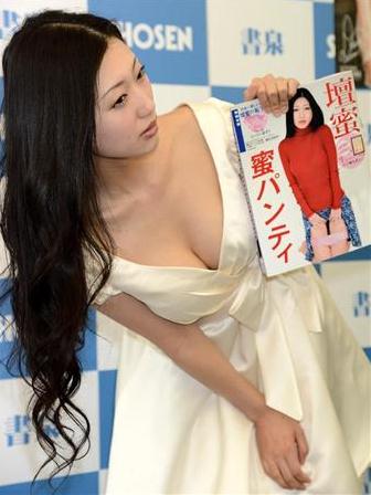 av女王壇蜜亮相新寫真發(fā)賣會，上演內(nèi)褲誘惑撩裙展示內(nèi)褲