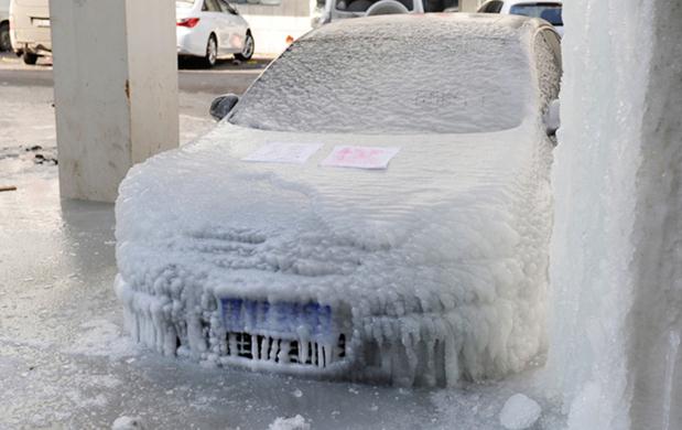 長(zhǎng)春冰雕車(chē)：長(zhǎng)春一轎車(chē)停在輕軌高架橋下被凍成“冰雕”