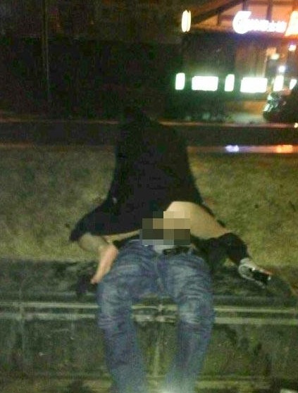 成都猛女鬧市區(qū)強奸過路男人，路邊野戰(zhàn)完事后提上褲子瀟灑離開