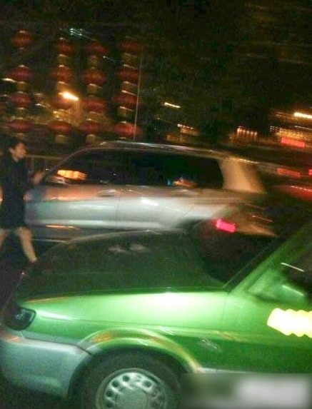 成都猛女鬧市區(qū)強奸過路男人，路邊野戰(zhàn)完事后提上褲子瀟灑離開