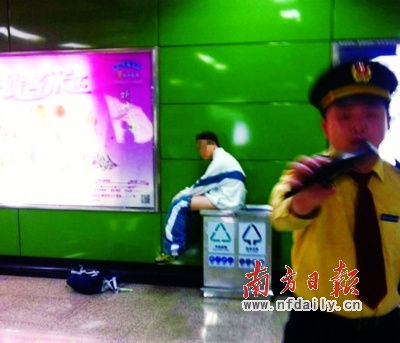 廣州地鐵再現(xiàn)“大便弟”，學(xué)生校服弟難忍內(nèi)急找垃圾桶解決(圖)，反映地鐵公共設(shè)施不完善，服務(wù)不到位。