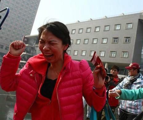 北影哭泣姐落榜大哭撒潑打滾圖走紅，網(wǎng)友調(diào)侃“哭這么丑怎么演瓊瑤戲”