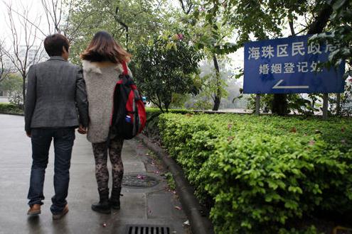 廣州首對(duì)同性戀情侶欲登記結(jié)婚，卻被工作人員拒絕并“教育”