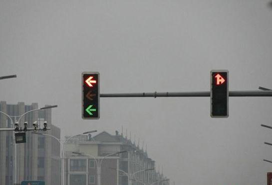 江西瑞昌一路口紅黃綠燈齊亮，行人車輛無所適從半個月未修理