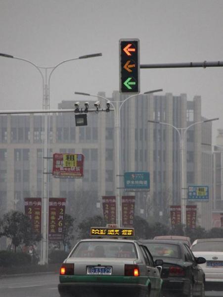江西瑞昌一路口紅黃綠燈齊亮，行人車輛無所適從半個月未修理