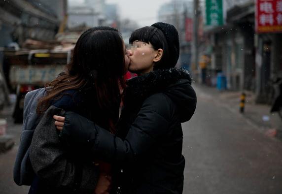 北京一對(duì)女同性戀結(jié)婚登記遭拒憤而擁吻，與著名演員濮存昕街頭交流