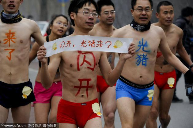 閃開，光豬來了！北京光豬節(jié)“裸跑”大軍春光大現(xiàn)，奇葩造型引網(wǎng)友爆笑