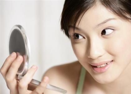 照鏡子比真實(shí)的自己好看？專家稱心情好更加分