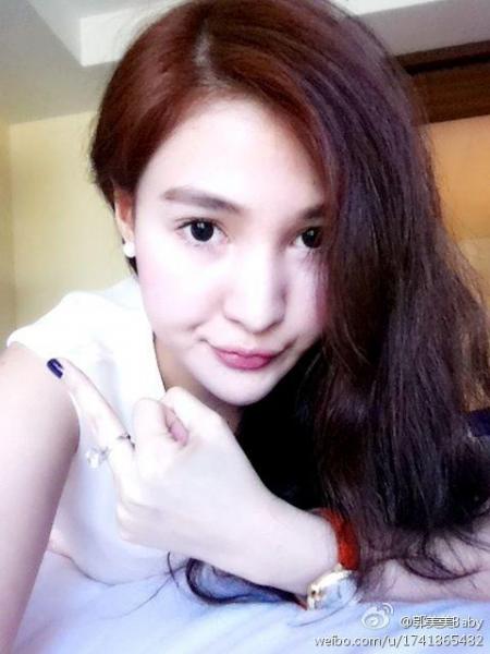 郭美美豎中指稱或爆更多猛料，網(wǎng)友稱豎中指疑為秀鴿子蛋鉆戒