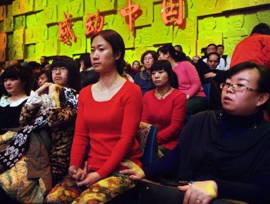 芙蓉姐姐著大紅衣現(xiàn)身《感動中國》，遭神秘男摸大腿露鄙視表情