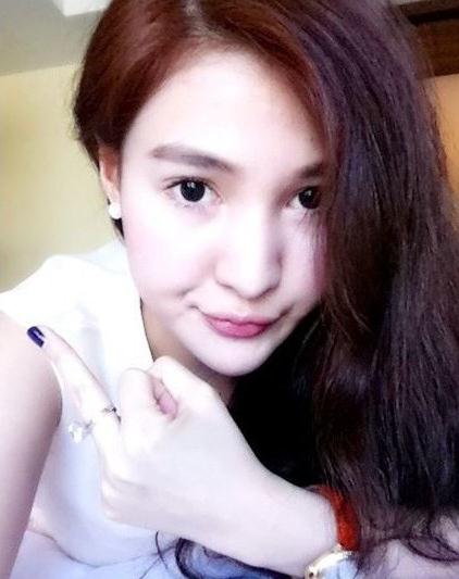 郭美美微博傳豎中指照，聲稱“不好欺負(fù)”要讓某些人沒臉活，網(wǎng)友評(píng)顫抖吧干爹們。