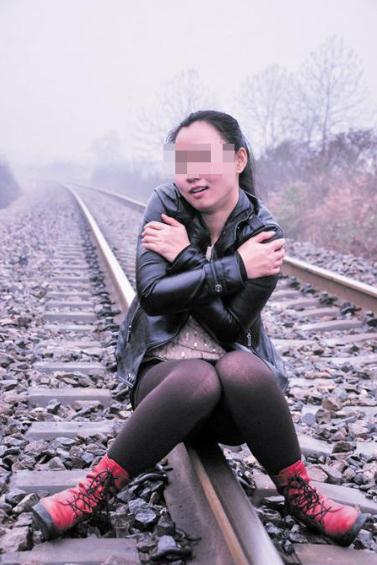兩長沙女子為與火車拍照合影，逼停飛馳列車(圖)